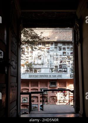 Una vista di tombe attraverso un tunnel, Città del Messico, Messico Foto Stock