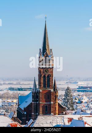 Un'antica città alsaziana sotto la neve. Il campanile della cattedrale e i tetti delle case medievali. Francia. Foto Stock