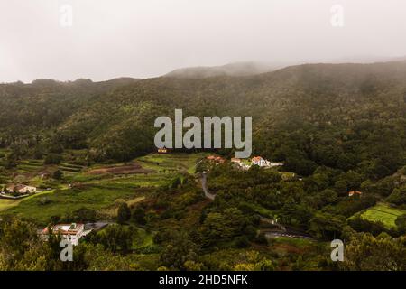 Vista della verde valle costa nord di Tenerife in una giornata piovosa, Isole Canarie, Spagna Foto Stock