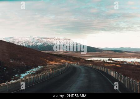 Strada in Islanda che conduce alle montagne Foto Stock