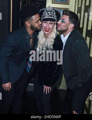 Londra, Regno Unito. 01st Jan 2022. Rodrigo Lopes, Denise Van Outen e Duncan James sono visti dietro le quinte al Cabaret All Stars New Year's Eve Show di Londra. (Foto di Brett Cove/SOPA Images/Sipa USA) Credit: Sipa USA/Alamy Live News Foto Stock