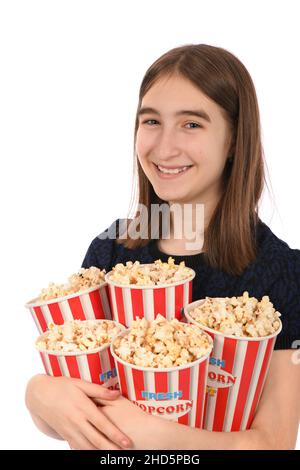 Ritratto di una bella ragazza che tiene secchio di popcorn in piedi su bianco. Foto ad alta risoluzione. Foto Stock