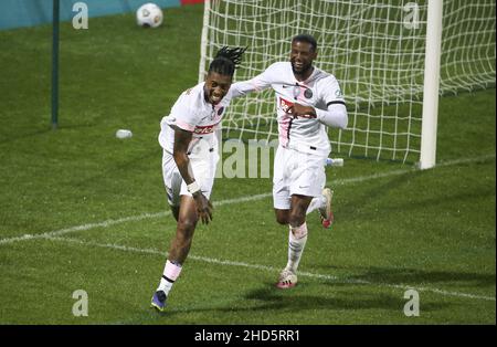 Presnel Kimpembe del PSG celebra il suo obiettivo con Georginio Wijnaldum durante la Coppa di Francia, round del 32, partita di calcio tra Vannes OC (Club Olimpico di Vannes) e Paris Saint-Germain (PSG) il 3 gennaio 2022 allo Stade de la Rabine di Vannes, Francia - Foto: Jean Catuffe/DPPI/LiveMedia Foto Stock