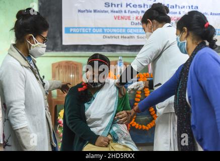 Guwahati, Assam. India. 3rd Jan 2022. Un operatore sanitario inocula uno studente con una dose di un vaccino contro il coronavirus Covid-19 durante una campagna di vaccinazione per le persone di età compresa tra i 15-18 e i 24 anni in una scuola di Guwahati. L'India ha rilevato più di 1.700 casi di variante Omicron di nuova infezione da coronavirus. (Credit Image: © David Talukdar/ZUMA Press Wire) Foto Stock