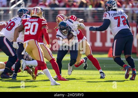 San Francisco 49ers Middle linebacker Fred Warner (54) affronta Houston Texans running back Rex Burkhead (28) durante il primo trimestre a Santa Clara, Foto Stock