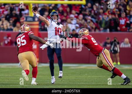 Houston Texans quarterback Davis Mills (10) passa il calcio, mentre è sotto pressione da San Francisco 49ers fine difensivo Jordan Willis (94) e San Foto Stock