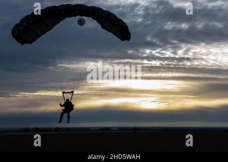 Aviano Air base, Italia. 10th Dic 2021. U.S. Airmen ha assegnato il paracadute Rescue Squadron 57th ad una zona di caduta durante l'addestramento alla base aerea di Aviano, Italia, il 10 dicembre 2021. Il RQS 57th fornisce il recupero del personale, la ricerca di combattimento e il salvataggio. L'addestramento di salto è uno dei pochi requisiti che gli Airmen fanno passare attraverso per assicurarsi che possano completare questa missione. Credit: U.S. Air Force/ZUMA Press Wire Service/ZUMAPRESS.com/Alamy Live News Foto Stock