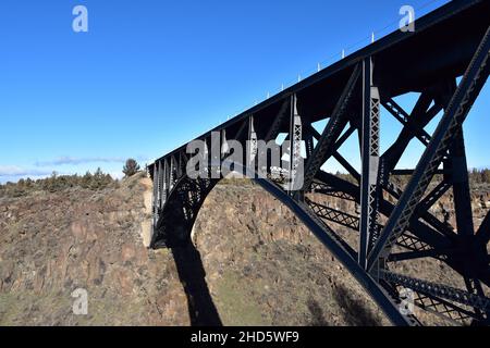 Il ponte ferroviario in acciaio del fiume Crooked del 1911 visto dal punto panoramico dello stato di Peter Skene Ogden vicino a Redmond, Oregon, Stati Uniti. Foto Stock