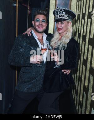 Londra, Regno Unito. 01st Jan 2022. Duncan James e Denise Van Outen sono visti dietro le quinte al Cabaret All Stars New Year's Eve Show di Londra. Credit: SOPA Images Limited/Alamy Live News Foto Stock