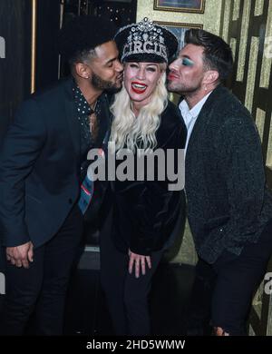 Londra, Regno Unito. 01st Jan 2022. Rodrigo Lopes, Denise Van Outen e Duncan James sono visti dietro le quinte al Cabaret All Stars New Year's Eve Show di Londra. Credit: SOPA Images Limited/Alamy Live News Foto Stock