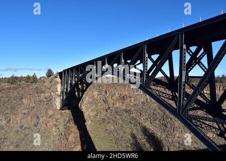 Il ponte ferroviario in acciaio del fiume Crooked del 1911 visto dal punto panoramico dello stato di Peter Skene Ogden vicino a Redmond, Oregon, Stati Uniti. Foto Stock