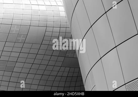 Dettagli dell'edificio Dongdaemun Design Plaza con le sue linee e strutture architettoniche moderne Foto Stock