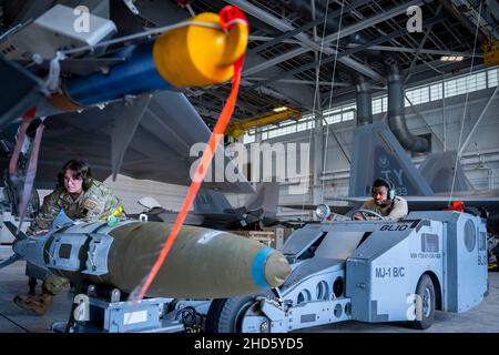 Base dell'aeronautica di Eglin, Florida, USA. 17th Dic 2021. Un equipaggio di carico di 43rd Fighter Generation Squadron sposta un GBU-32 sul loro F-22 Raptor durante la competizione di carico di armi unità Dic 17 alla base dell'aeronautica Eglin, Fl. due equipaggi di carico di armi gareggiarono per vedere chi poteva caricare un AIM-120 e un AIM-9 sul loro aereo il più veloce e con il minor numero di errori. Il vincitore verrà annunciato in occasione della cerimonia di premiazione dell'unità per i 4th trimestri. Credit: U.S. Air Force/ZUMA Press Wire Service/ZUMAPRESS.com/Alamy Live News Foto Stock