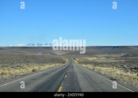 Vista della steppa di Sagebrush da OR-140, la Warner Highway vicino al Langslet Monument e Antelope Butte, Oregon, Stati Uniti. Foto Stock