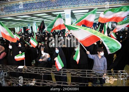 Teheran, Iran. 03rd Jan, 2022. Le donne velate agitarono la bandiera iraniana durante il secondo anniversario dell'assassinio di Qassem Soleimani. L'ex corpo di Guardia rivoluzionaria islamica (IRGC) il generale della forza Qasem Soleimani fu ucciso in un attacco con droni americani all'aeroporto di Baghdad. (Foto di Sobhan Farajvan/Pacific Press) Credit: Pacific Press Media Production Corp./Alamy Live News Foto Stock