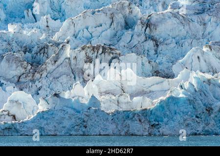 Dove il ghiacciaio Rolige Brae incontra il mare, Rodefjord, Scoresby Sund, Groenlandia Foto Stock