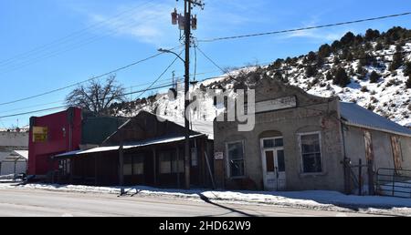 La storica strada principale di Austin, Nevada, a mezzogiorno in una giornata limpida a fine febbraio. La vecchia città mineraria d'argento è descritta come una "città fantasma vivente". Foto Stock