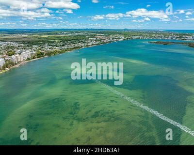 Il passaggio di Pumicestone, di fronte a Caloundra. Scatto aereo nella giornata estiva soleggiata. Sunshine Coast, Queensland, Australia. Foto Stock