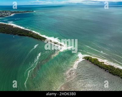 Immagine aerea di Bribie Island divisa in due da enorme marea re in combinazione con ex ciclone tropicale Seth. Caloundra, QLD, Australia Foto Stock