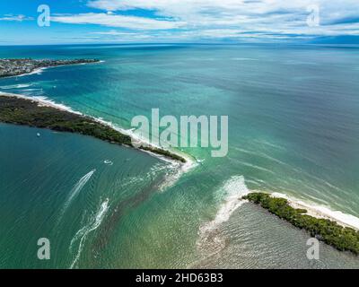 Isola di Bribie divisa in due da enorme marea re in combinazione con ex ciclone tropicale Seth. Caloundra, QLD, Australia Foto Stock