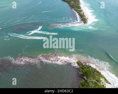 Immagine aerea di Bribie Island divisa in due da enorme marea re in combinazione con ex ciclone tropicale Seth. Caloundra, QLD, Australia Foto Stock