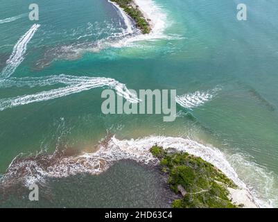 Vista aerea di Bribie Island divisa in due da enorme marea re in combinazione con ex ciclone tropicale Seth. Caloundra, QLD, Australia Foto Stock