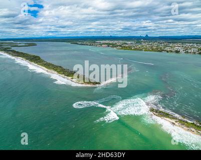 Immagine aerea di Bribie Island divisa in due da enorme marea re in combinazione con ex ciclone tropicale Seth. Caloundra, QLD, Australia Foto Stock