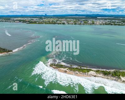 Vista aerea di Bribie Island divisa in due da enorme marea re in combinazione con ex ciclone tropicale Seth. Caloundra, QLD, Australia Foto Stock