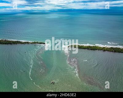 Immagine aerea di Bribie Island divisa in due da enorme marea re in combinazione con ex ciclone tropicale Seth. Caloundra, QLD, Australia Foto Stock