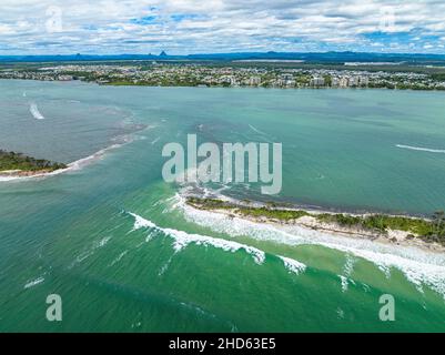 Immagine aerea di Bribie Island divisa in due da enorme marea re in combinazione con ex ciclone tropicale Seth. Caloundra, QLD, Australia Foto Stock