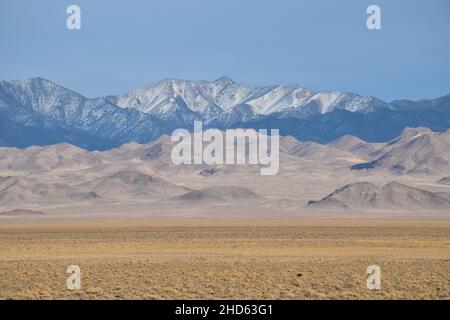 Spettacolari paesaggi del deserto invernale vicino a Tonopah, Nevada, USA. Il Great Basin è il più grande spartiacque endorheico del Nord America. Foto Stock