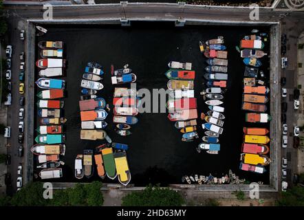 Rio de Janeiro-Brasile, 3 gennaio 2022 . foto aerea della piazza di Urca, luogo di barche da pesca e tour nella zona sud della città di R. Foto Stock