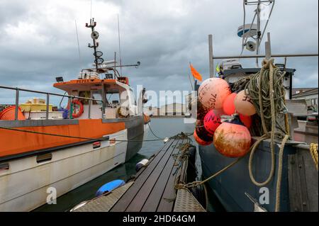 Un pontile del porto di pesca artigianale di Cherbourg è visto con le attrezzature e le navi al molo. L'industria della pesca nel porto di Cherbourg (Manica) si sta preparando per il primo anno della stagione di pesca post-Brexit. Il 40% dei volumi pescati proviene dalle acque britanniche di Jersey e Guernsey per le quali i pescatori hanno ottenuto licenze. Foto Stock