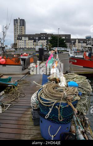 Un pontile del porto di pesca artigianale di Cherbourg è visto con le attrezzature e le navi al molo. L'industria della pesca nel porto di Cherbourg (Manica) si sta preparando per il primo anno della stagione di pesca post-Brexit. Il 40% dei volumi pescati proviene dalle acque britanniche di Jersey e Guernsey per le quali i pescatori hanno ottenuto licenze. Foto Stock