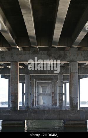 Dettaglio della parte inferiore del ponte Rickenbacker Causeway a Miami, Florida, nella tranquilla mattinata invernale. Foto Stock