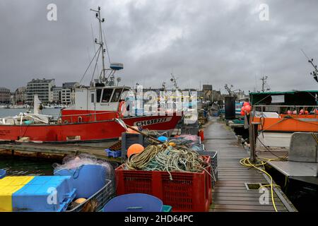 Cherbourg en Cotentin, Francia. 24th Dic 2021. Un pontile del porto di pesca artigianale di Cherbourg è visto con le attrezzature e le navi al molo. L'industria della pesca nel porto di Cherbourg (Manica) si sta preparando per il primo anno della stagione di pesca post-Brexit. Il 40% dei volumi pescati proviene dalle acque britanniche di Jersey e Guernsey per le quali i pescatori hanno ottenuto licenze. (Foto di Laurent Coust/SOPA Images/Sipa USA) Credit: Sipa USA/Alamy Live News Foto Stock