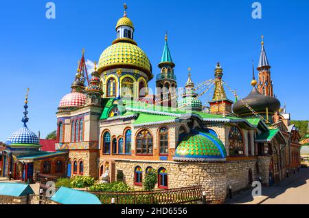 Tempio di tutte le religioni (Tempio universale) a Kazan, Tatarstan, Russia. Questo luogo è il punto di riferimento di Kazan. Bellissimo complesso colorato di chiese, moschea Foto Stock