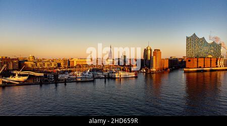 Splendida vista sul porto di Amburgo e sulla sala concerti Elbphilharmonie al tramonto Foto Stock