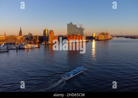 Splendida vista sul porto di Amburgo e sulla sala concerti Elbphilharmonie al tramonto - CITTÀ DI AMBURGO, GERMANIA - 21 DICEMBRE 2021 Foto Stock