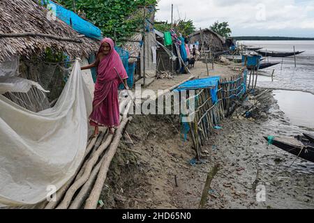 Mongla, Bangladesh. 12th Set 2021. Una vecchia donna cammina sul terrapieno che è quasi rotto e quasi vicino a questo villaggio nella zona costiera del villaggio di Jaymani.Bangladesh è uno dei paesi più vulnerabili agli effetti del cambiamento climatico. I rischi naturali regolari e gravi che il Bangladesh già soffre di cicloni tropicali, maree elevate, erosione fluviale, alluvioni, frane e siccità sono tutti in grado di aumentare in intensità e frequenza a causa dei cambiamenti climatici. (Foto di Sultan Mahmud Mukut/SOPA Image/Sipa USA) Credit: Sipa USA/Alamy Live News Foto Stock