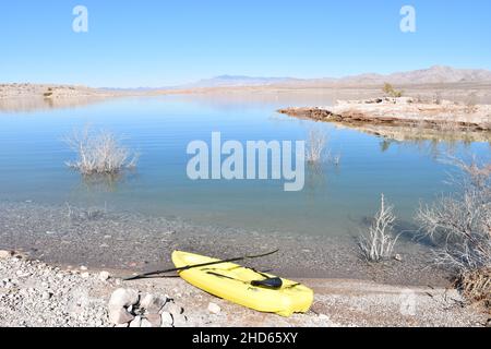 Kayak dalla riva del lago Mead da Echo Bay, Nevada. Foto Stock