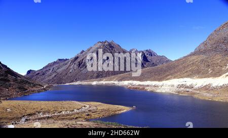 Madhuri lago, Un lago pieno di traffico vicino Tawang, Arunachal Pradesh, India nord-orientale, popolare luogo turistico Foto Stock