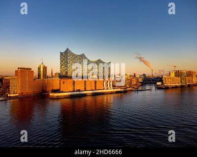 Splendida vista sul porto di Amburgo e sulla sala concerti Elbphilharmonie al tramonto - CITTÀ DI AMBURGO, GERMANIA - 21 DICEMBRE 2021 Foto Stock