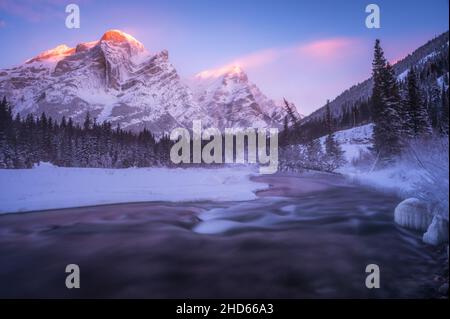 Gelata mattina lungo il fiume a Kananaskis, Alberta, Canada Foto Stock