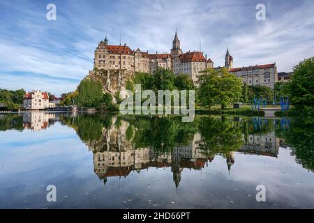 Il castello di Hohenzollern a Sigmaringen, in Germania, si riflette nelle acque del Danubio durante il giorno Foto Stock