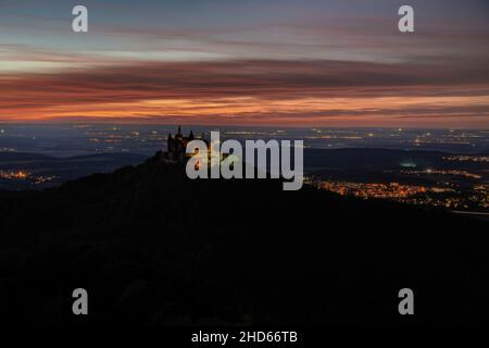 Castello Hohenzollern visto da un luogo chiamato Zeller Horn nel tardo crepuscolo Foto Stock