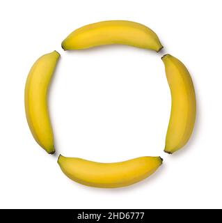 fresco motivo a banana matura fondo, frutta gialla isolato su sfondo bianco, cornice fatta da cibo per design Foto Stock