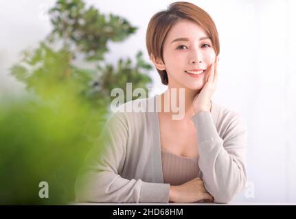 Bella ragazza sorridente in soggiorno Foto Stock
