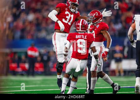 Alabama Crimson Tide difensiva giocatori Jordan Battle (9), Will Anderson Jr. (31), e Daniel Wright (3) celebrare un gioco nella prima metà di un NCAA Foto Stock