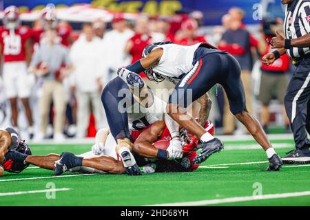 I giocatori difensivi di Cincinnati Bearcats fanno un attacco su Alabama Crimson Tide che corre indietro Brian Robinson Jr. (4) nella seconda metà di un college NCAA Foto Stock